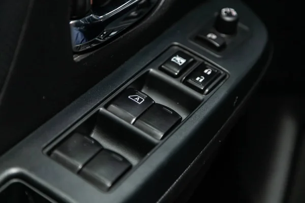 2019年10月26日 俄罗斯Novosibirsk Subaru 关闭一辆新型现代汽车的门控面板 扶手休息与窗口控制面板 门锁按钮 和镜像控制 — 图库照片