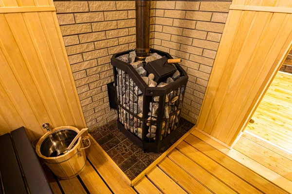 Close Uma Sauna Madeira Banho Com Grande Fogão Metal Novo — Fotografia de Stock