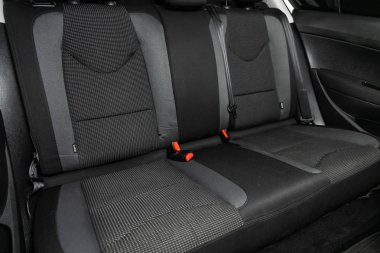Novosibirsk, Rusya, 06 Aralık 2019: Peugeot 408, emniyet kemeri takılı siyah arka koltuklara yakın çekim. modern araba iç mimarisi