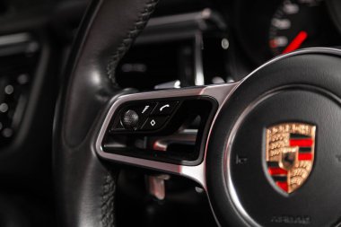 Novosibirsk, Rusya 06 Aralık 2019: Porsche Macan, hızlı kontrol telefonu, müzik ve diğer işlevler için çok fonksiyonlu yeni siyah direksiyon