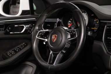 Novosibirsk, Rusya 06 Aralık 2019: Porsche Macan, yeni iç mimari - gösterge paneli, oyuncu, logo ve düğmeli direksiyon, hız göstergesi ve taktik ölçer