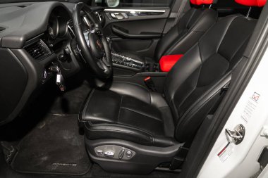 Novosibirsk, Rusya 06 Aralık 2019: Porsche Macan, lüks otomobil İçişleri - direksiyon, vites kolu, multimedya sistemi, sürücü koltukları ve gösterge paneli