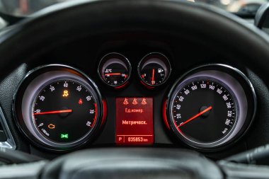 Novosibirsk, Rusya, 06 Aralık 2019: Opel Mokka, Kilometre, kilometre sayacı, takometre, yakıt seviyesi