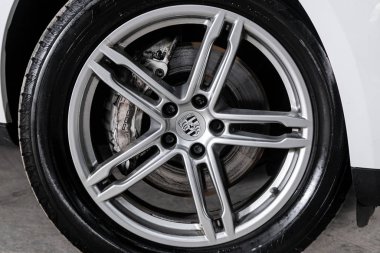 Novosibirsk, Rusya 06 Aralık 2019: Porsche Macan, yakın çekimli alüminyum alaşımlı tekerlek ve yeni lastik 