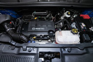 Novosibirsk, Rusya 06 Aralık 2019: Opel Mokka, temiz bir motor bloğunun kapatılması, İçten yanmalı motor