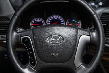 Novosibirsk, Rusya 23 Ekim 2019: Hyundai Santa Fe, yeni araba İçişleri - gösterge paneli, oyuncu, logo ve düğmeli direksiyon, hız göstergesi ve taktik ölçer