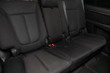Novosibirsk, Rusya 23 Ekim 2019: Hyundai Santa Fe, emniyet kemerli siyah arka koltuklara yakın çekim. modern araba iç mimarisi