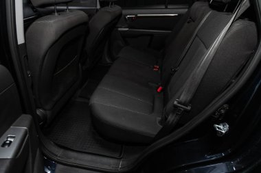 Novosibirsk, Rusya 23 Ekim 2019: Hyundai Santa Fe, emniyet kemerli siyah arka koltuklara yakın çekim. modern araba iç mimarisi