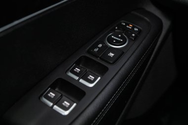 Novosibirsk, Rusya, 09 Ekim 2019: Kia Sorento, yan kapı düğmeleri: pencere ayarlama düğmeleri, kapı kilidi. modern araba iç tasarımı: parçalar, düğmeler, düğmeler 