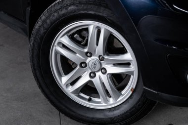 Novosibirsk, Rusya 23 Ekim 2019: Hyundai Santa Fe, alüminyum alaşımlı ve yeni lastikli yakın çekimli araba tekerleği 