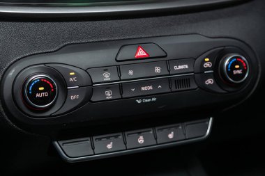Novosibirsk, Rusya 09 Ekim 2019: Kia Sorento, klima düğmeleri ile klima kontrol paneli olan enstrüman otomobil panelini kapatın. 
