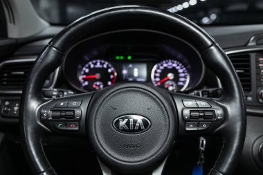 Novosibirsk, Rusya 09 Ekim 2019: Kia Sorento, yeni araba İçişleri - gösterge paneli, oyuncu, logo ve düğmeli direksiyon, hız göstergesi ve taktik ölçer