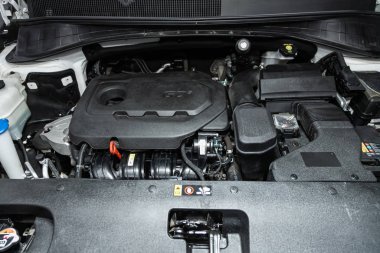 Novosibirsk, Rusya 09 Ekim 2019: Kia Sorento, temiz bir motor bloğunun kapatılması, İçten yanmalı motor