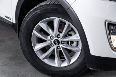 Novosibirsk, Rusya 09 Ekim 2019: Kia Sorento, alüminyum alaşımlı yakın çekimli araba tekerleği ve yeni lastik 