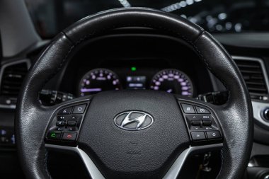 Novosibirsk, Rusya 26 Ekim 2019: Hyundai Tucson, yeni araba içi - gösterge paneli, oyuncu, logo ve düğmeli direksiyon, hız göstergesi ve taksimetre