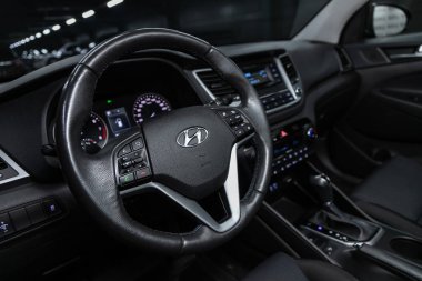Novosibirsk, Rusya 26 Ekim 2019: Hyundai Tucson, yeni araba içi - gösterge paneli, oyuncu, logo ve düğmeli direksiyon, hız göstergesi ve taksimetre