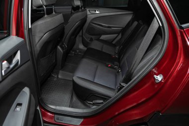 Novosibirsk, Rusya 26 Ekim 2019: Hyundai Tucson, emniyet kemerli siyah arka koltuklara yakın çekim. modern araba iç mimarisi