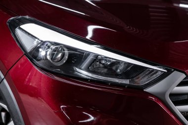 Novosibirsk, Rusya 26 Ekim 2019: Hyundai Tucson, Led 'in farlarından birinin modern bir arabanın dışı. 