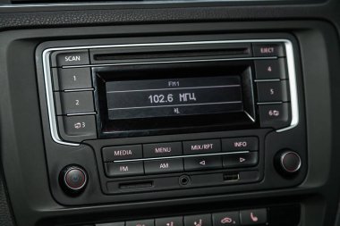 Novosibirsk, Rusya 13 Ekim 2019: Volkswagen Jetta, ses stereo sistemi, monitör, kontrol paneli ve cd ile modern bir araba