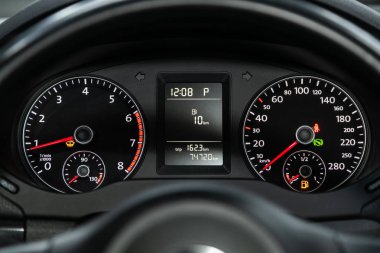 Novosibirsk, Rusya 13 Ekim 2019: Volkswagen Jetta, Kilometre, kilometre sayacı, hız göstergesi, takometre, yakıt seviyesi