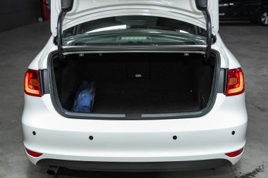 Novosibirsk, Rusya 13 Ekim 2019: Volkswagen Jetta, bagaja yakın çekim, far, tampon, ön görüş. Modern bir arabanın dışı. 