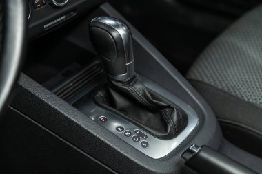 Novosibirsk, Rusya, 13 Ekim 2019: Volkswagen Jetta, manuel şanzıman şanzımanını kapat. Hızlandırıcı sapı ve yeni bir arabanın düğmeleri. 