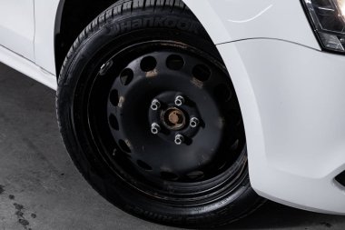 Novosibirsk, Rusya 13 Ekim 2019: Volkswagen Jetta, yakın çekimli tekerlek ve yeni lastik 