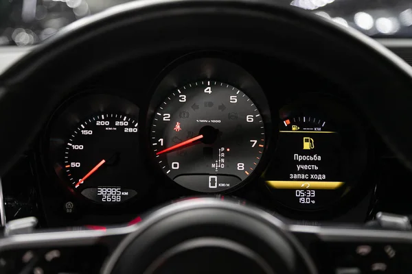 2019年12月6日 俄罗斯Novosibirsk Porsche Macan Close Instrument Car Panel Odometer Speed — 图库照片