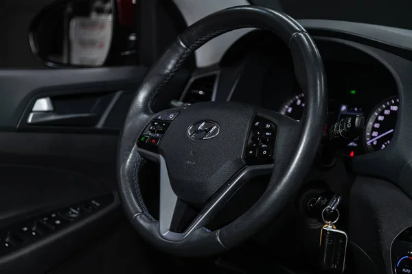 2019年10月26日 现代图森 Hyundai Tucson 新型汽车内饰 仪表盘 带有标识和按钮的方向盘 速度计和速度计 — 图库照片