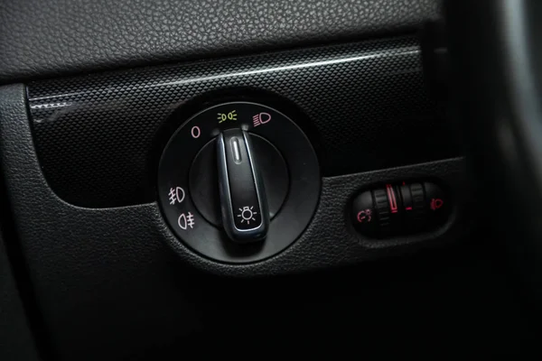 2019年10月13日 俄罗斯Novosibirsk Volkswagen Jetta 关闭前灯设定按钮 现代汽车内部 — 图库照片