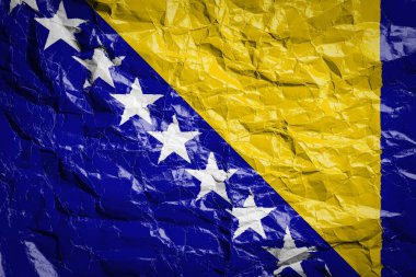 Bosna-Hersek bayrağı buruşmuş kağıt üzerinde. Çarşafa bayrak basılmış. Broşürlerde ve reklamlarda tasarım için bayrak resmi.