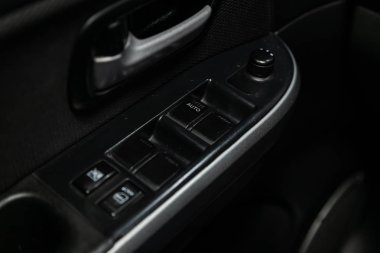 Novosibirsk, Rusya 6 Ekim 2019: Suzuki Grand Vitara, yeni modern bir arabanın kapı kontrol panelini kapatın. Pencere kontrol paneli, kapı kilidi düğmesi ve ayna kontrollü kol dinlenmesi. 