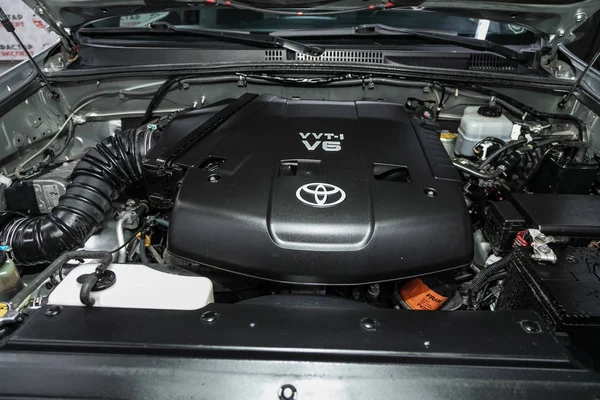 Novosibirsk, Rusya, 9 Ekim 2019: Toyota Land Cruiser Prado, temiz bir motor bloğunun kapatılması, İçten yanmalı motor