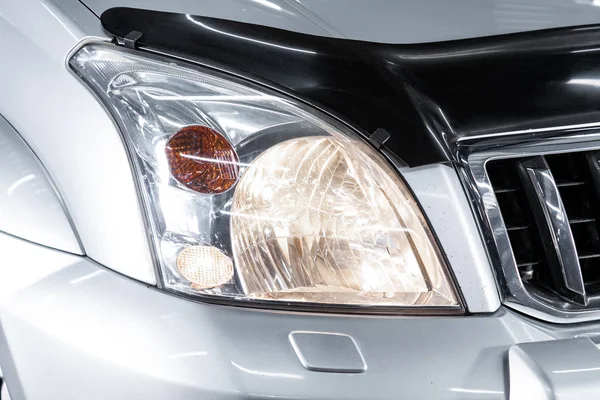 Novosibirsk, Rusya, 9 Ekim 2019: Toyota Land Cruiser Prado, dış görev ekibi. Modern araba ksenon lambasına yakın