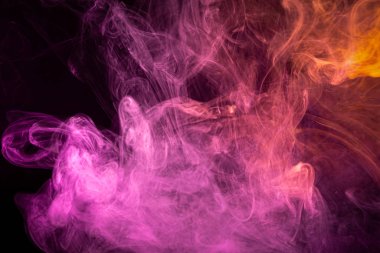 Siyah bir arka planda pembe ve turuncu duman bulutu. Boşluk dumanından arkaplan