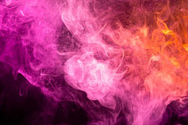 Siyah bir arka planda pembe ve turuncu duman bulutu. Vape dumanından arka plan
