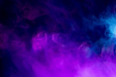 Siyah izole edilmiş arka planda dönen pembe ve mavi dumanı kapatın. Renkli duman bulutu