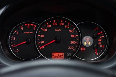 Novosibirsk, Rusya 26 Ekim 2019: Mitsubishi Pajero Sport, Kırmızı arka ışıklandırmalı Araç Göstergesi: Kilometre, takometre, yakıt seviyesi, su sıcaklığı ve daha fazlası