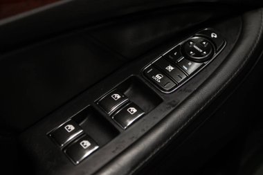 Novosibirsk, Rusya 21 Aralık 2019: Hyundai Equus, yeni modern bir arabanın kapı kontrol panelini kapatın. Pencere kontrol paneli, kapı kilidi düğmesi ve ayna kontrollü kol dinlenmesi. 