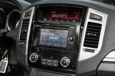 Novosibirsk, Rusya 09 Ekim 2019: Mitsubishi Pajero, gösterge panelinin yakın çekimi, müzik ve radyo ile izleme, havalandırma, klima, oyuncu. modern araba iç mimarisi