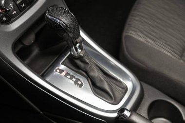 Novosibirsk, Rusya 21 Aralık 2019: Opel Astra, hızlandırıcı kolu ve düğmeleri yakın çekim. Arabanın otomatik vites kutusu, arabanın içi. 