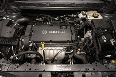 Novosibirsk, Rusya 21 Aralık 2019: Opel Astra, araba motoru detaylarını kapatın, ön görüş. İçten yanmalı motor, araba parçaları, ayrıştırma