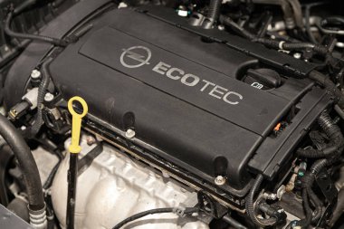 Novosibirsk, Rusya 21 Aralık 2019: Opel Astra, araba motoru detaylarını kapatın, ön görüş. İçten yanmalı motor, araba parçaları, ayrıştırma