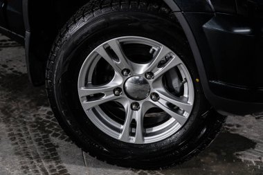 Novosibirsk, Rusya 21 Aralık 2019: Lada Niva, yakın çekimli alüminyum alaşımlı tekerlek ve yeni lastik 