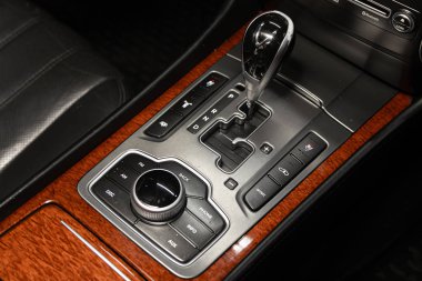 Novosibirsk, Rusya 21 Aralık 2019: Hyundai Equus, hızlandırıcı kol ve düğmelere yakın çekim. Arabanın otomatik vites kutusu, arabanın içi. 