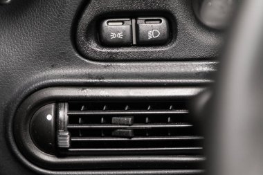 Novosibirsk, Rusya 21 Aralık 2019: Lada Niva, far ayarlama düğmelerine yakın çekim, araba havalandırma sistemi. modern araba iç mimarisi 