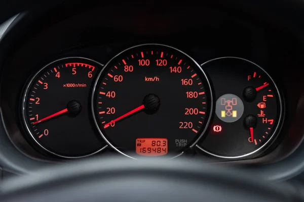 2019年10月26日 三菱Pajero Sport 带有红灯的汽车仪表盘 里程表 速度计 速度计 油位计 水温等 — 图库照片