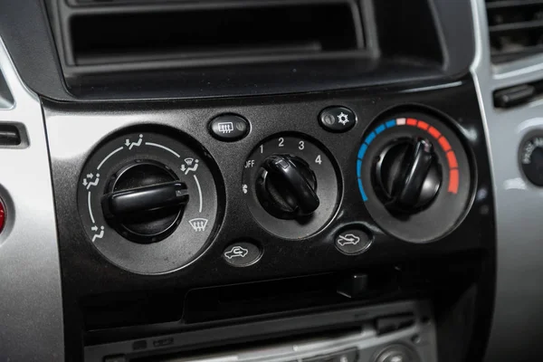 2019年10月26日 俄罗斯Novosibirsk Mitsubishi Pajero Sport Close Instrument Car Panel Climat — 图库照片