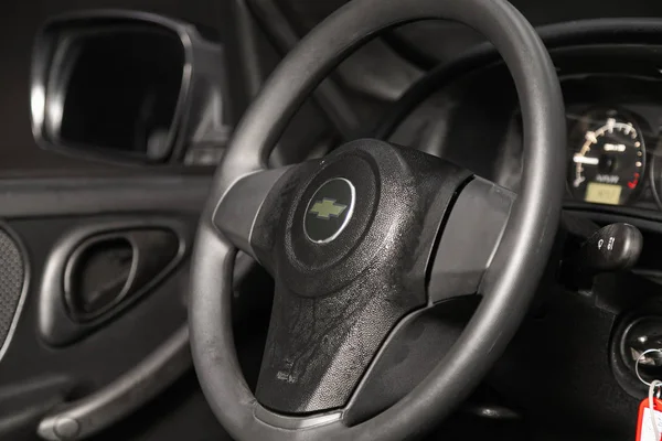 러시아 노보시비르스크 2019 Lada Niva Dashboard Player Steering Wheel Logo — 스톡 사진