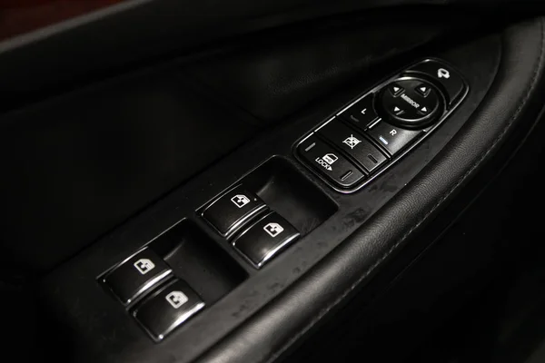 2019年12月21日 俄罗斯Novosibirsk Hyundai Equus 新款现代汽车门控面板的关闭 扶手休息与窗口控制面板 门锁按钮 和镜像控制 — 图库照片